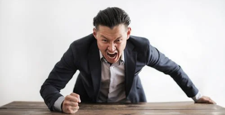 Legittimo il licenziamento per offesa al superiore gerarchico