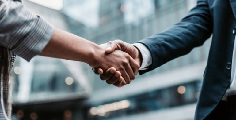 Cessione di ramo d’azienda: il giudice deve valutare gli elementi organizzativi e produttivi nel complesso