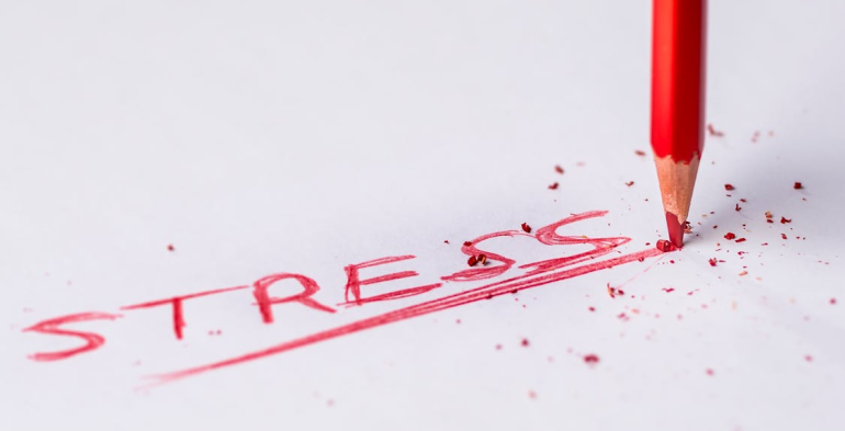 Datore responsabile di danni alla salute se consente il mantenersi di un ambiente stressogeno