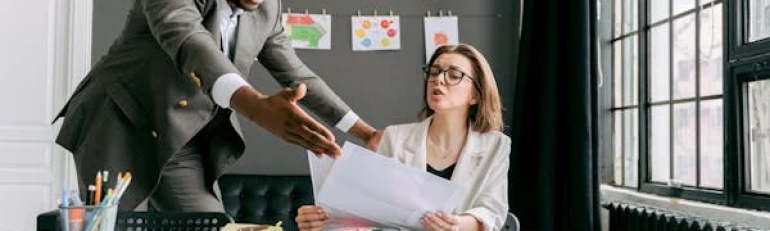 Dipendente marginalizzato dal superiore: stalking lavorativo