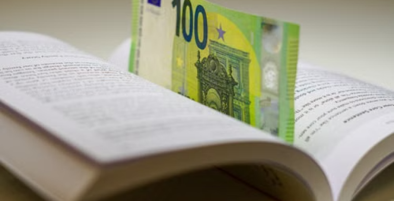Rimborso delle spese di istruzione esente anche se pagate dal coniuge del dipendente