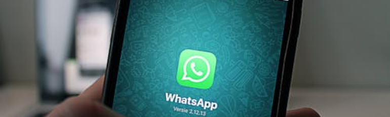 Insulti al datore nel gruppo WhatsApp: nulle le sanzioni