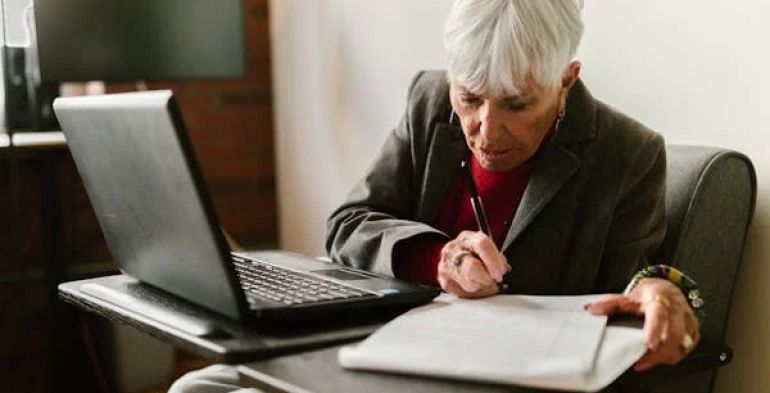Pensionato che si rioccupa: diritto all’indennità di malattia