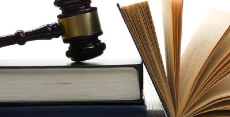 Lavorare con volantini sindacali attaccati al corpo