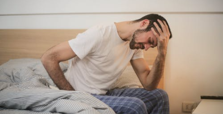 Malattia del dipendente: no all'azione in giudizio, sì a visita fiscale e controlli investigativi