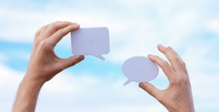 Reiterati post offensivi del datore di lavoro sui social network e diritto di critica
