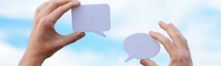 Reiterati post offensivi del datore di lavoro sui social network e diritto di critica