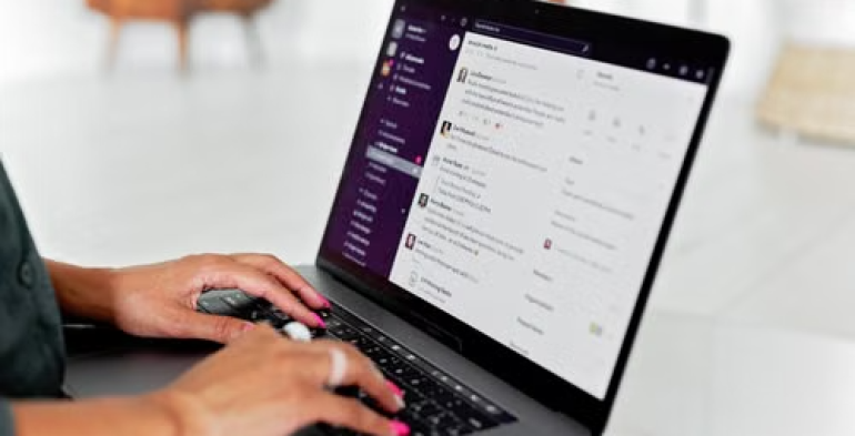 Controlli difensivi: se la chat aziendale è strumento di lavoro le conversazioni sono utilizzabili a fini disciplinari
