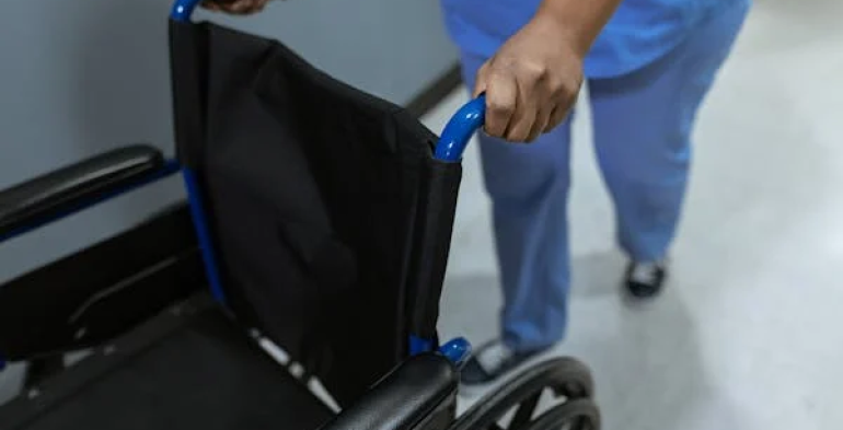 Il ricovero del familiare disabile presso una residenza per anziani non dà diritto ai permessi ex L. 104/1992
