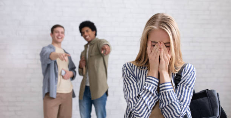 Deride la collega: legittimo il licenziamento