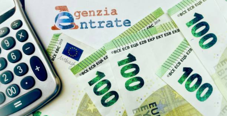 AdE: rimborso esente per le spese di istruzione anche se sostenute dal coniuge