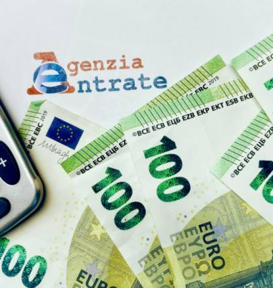 AdE: rimborso esente per le spese di istruzione anche se sostenute dal coniuge