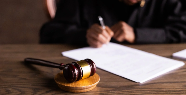 Legittimo vietare l’esibizione di segni religiosi sul lavoro