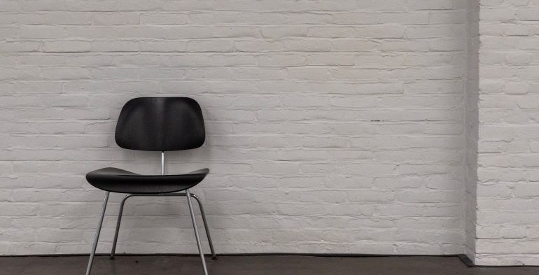L’assenza ingiustificata, cui conseguono le dimissioni per fatti concludenti, è inferiore a 15 giorni solo se espressamente previsto dal CCNL