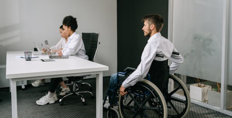 Licenziato per aver superato il periodo di comporto del disabile