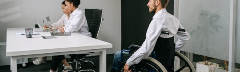 Licenziato per aver superato il periodo di comporto del disabile