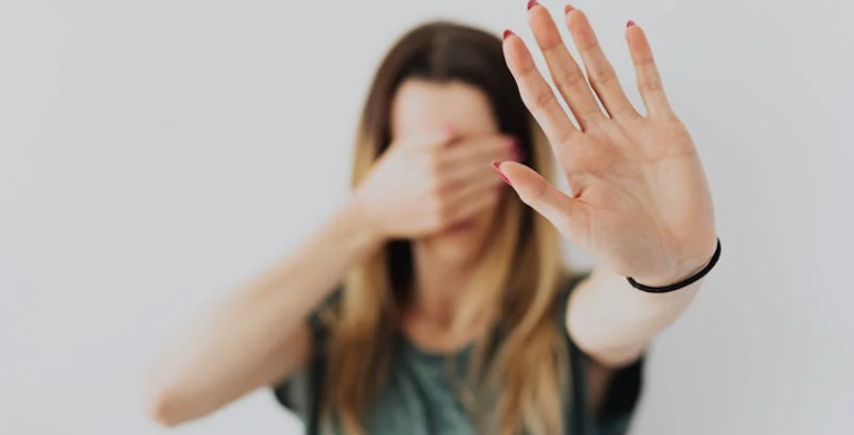 Licenziato per giusta causa dipendente per violenza domestica