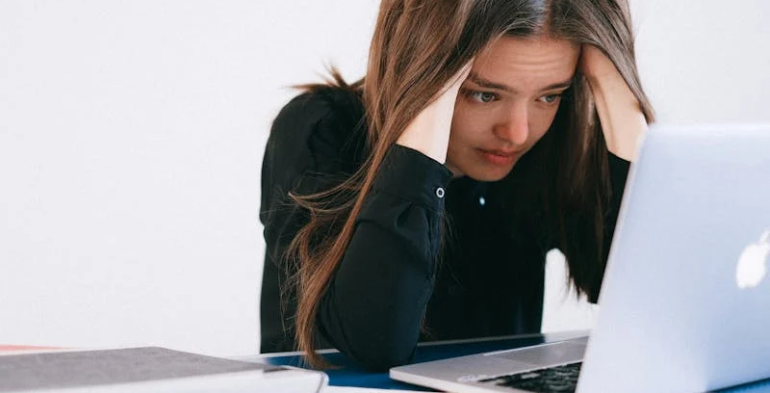 Sì al licenziamento per connivenza in pratiche fraudolente sul luogo di lavoro