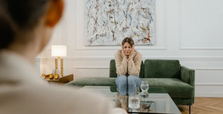 Lavoratrice vittima di violenza sul luogo di lavoro