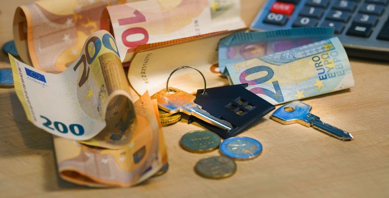 Nullità della cessione di ramo di azienda: anche il cedente deve versare le retribuzioni
