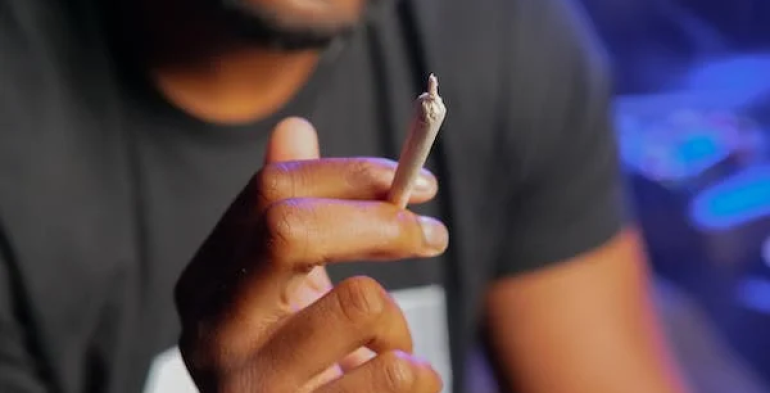 Hashish in pausa pranzo e licenziamento