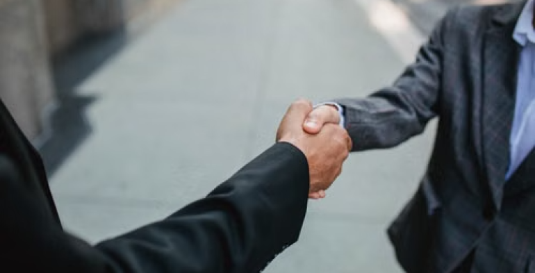 I compensi indebiti fanno uscire dal forfettario, anche se restituiti l’anno seguente