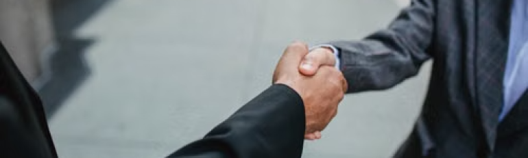I compensi indebiti fanno uscire dal forfettario, anche se restituiti l’anno seguente