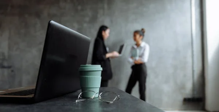 Complimenti e insulti alla collega per essersi fidanzata