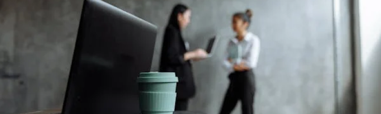 Complimenti e insulti alla collega per essersi fidanzata