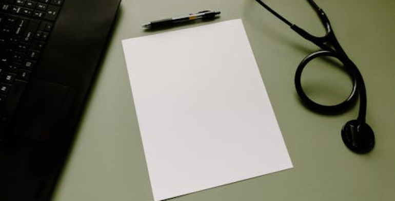 Legittimo il licenziamento per assenza ingiustificata del lavoratore che presenta il certificato medico in ritardo