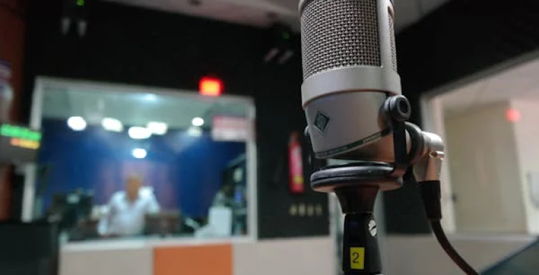 Licenziato perché parla male del datore in radio