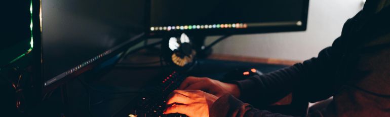 Furto di beni aziendali e falsa timbratura: legittimo il licenziamento