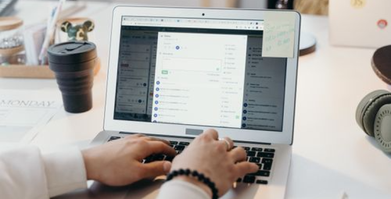 Licenziamento via e-mail ordinaria: la Cassazione dà l’OK