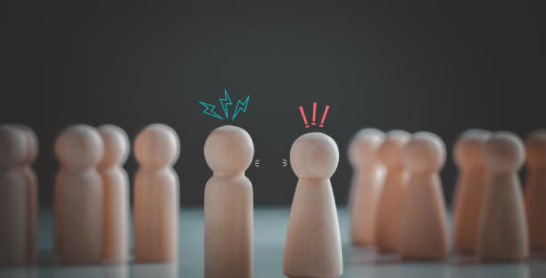 Lite tra dipendenti, licenziabile chi non si limita a difendersi ma aggredisce