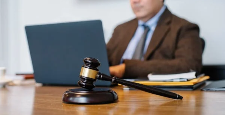 Licenziato per molestie: superflua testimonianza della vittima