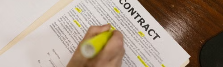 Licenziamento ingiurioso solo se avvenuto con modalità offensive, non basta l’illegittimità