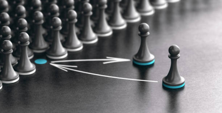 Sostituzione di lavoratore assente e assegnazione a mansioni superiori