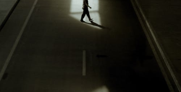 Condanna penale per stalking in contesto extralavorativo: legittima la giusta causa