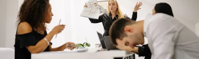 Ambiente di lavoro conflittuale: risarcimento al lavoratore