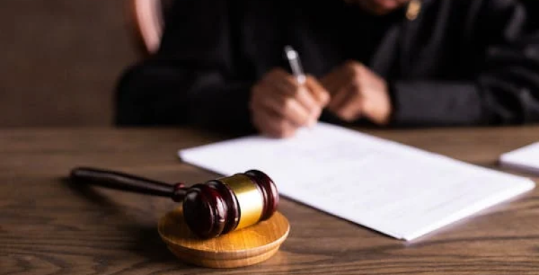 Indennità per licenziamento illegittimo maggiorabile solo con due requisiti