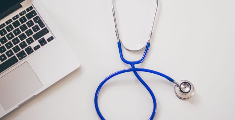 Certificato medico tardivo: quando il licenziamento è illegittimo