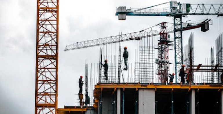 Indennità lavori disagiati nel CCNL Edilizia: interpretazione estensiva della clausola e limiti all’assorbimento retributivo