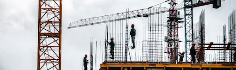 Indennità lavori disagiati nel CCNL Edilizia: interpretazione estensiva della clausola e limiti all’assorbimento retributivo