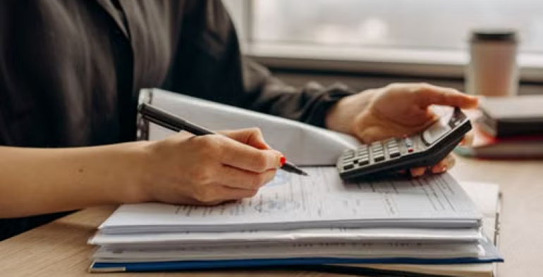 Invalidità civile: ai fini dell’assegno conta il reddito al lordo delle imposte