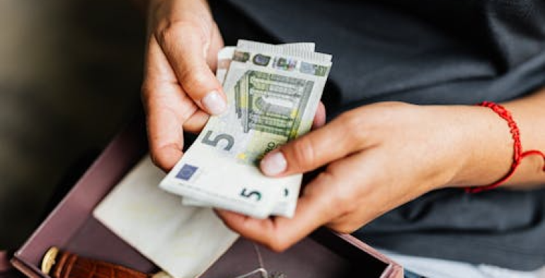 Equivalenza tra contratti non significa stessa retribuzione