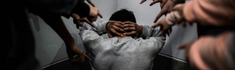 Molestie e trasferimento: non è stalking occupazionale se la lavoratrice lo richiede