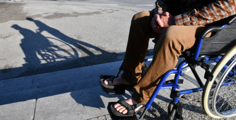 Salvi i permessi 104 anche se il lavoratore disabile non viene convocato alla visita di revisione